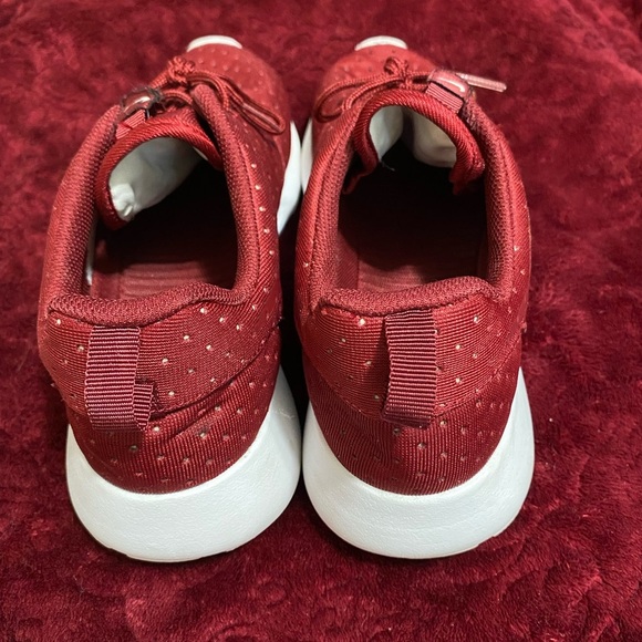 Nike Maroon Sneakers with White Accents
Women’s size 8 in great condition - Picture 2 of 5